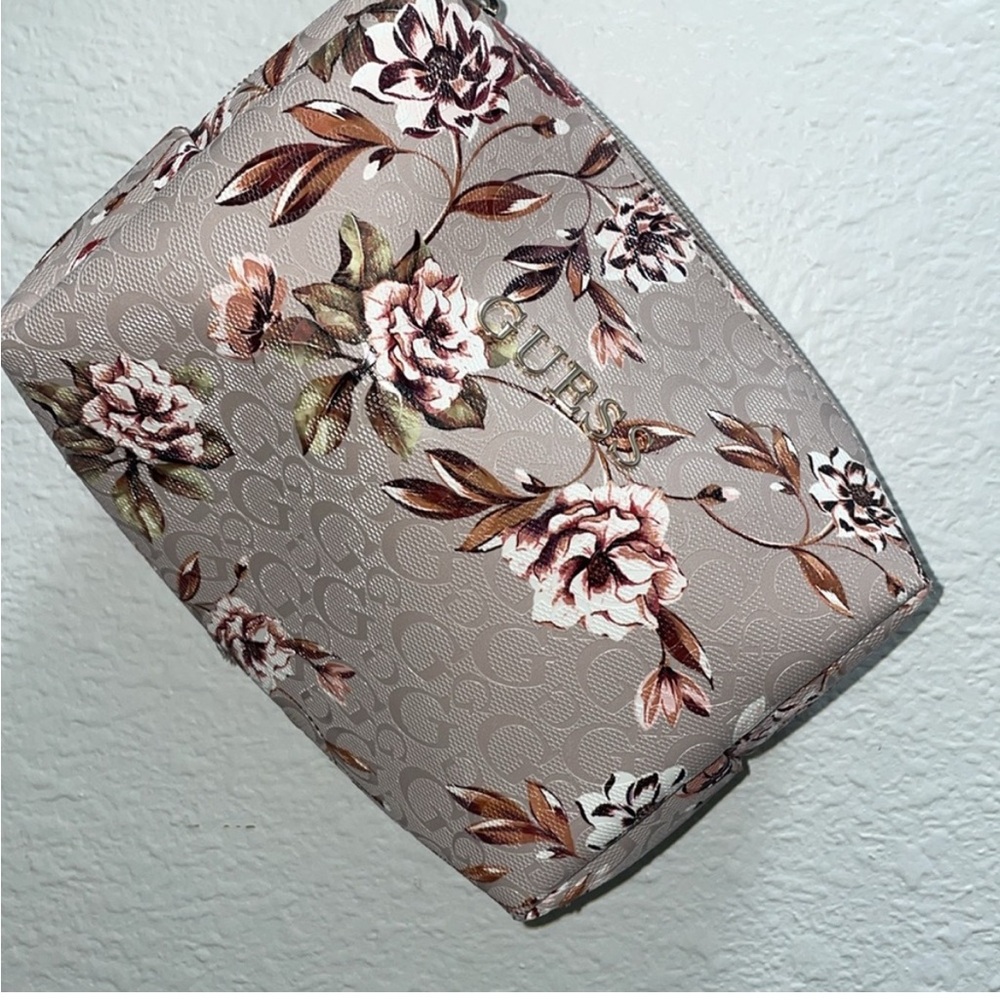 NWOT Guess make up bag travel case clutch